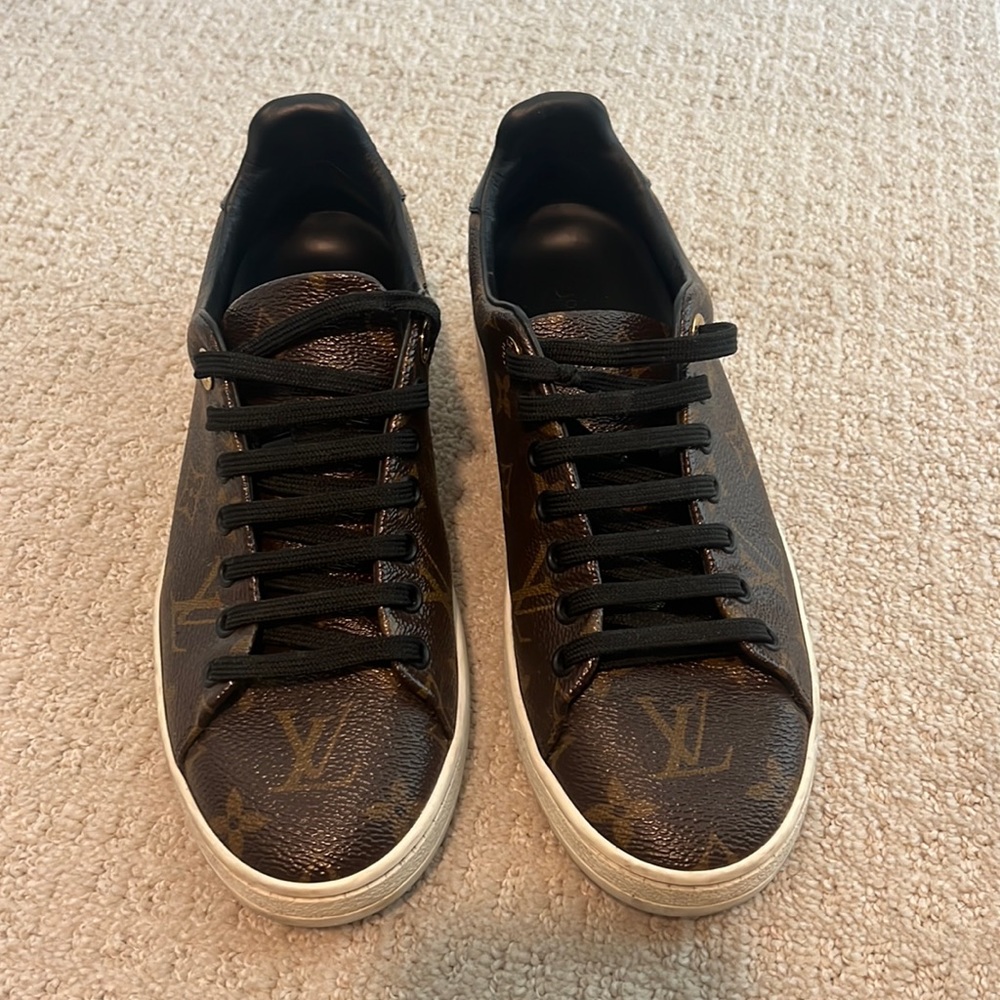 Louis Vuitton slip on sneaker logo